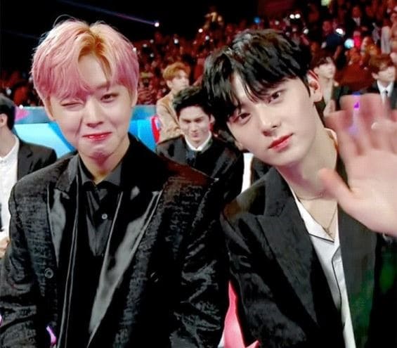 Пак Джи Хун Хван Мин Хён Wanna One Park Ji Hoon Hwang Minhyun 박지훈 황민현